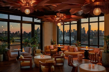 3 bars/lounges, cocktailbar, lobbylounge, bar met dakterras