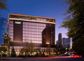 Een seizoensgebonden buitenzwembad