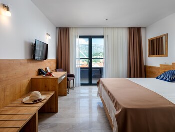 Classic-Dreibettzimmer | 1 Schlafzimmer, Zimmersafe, Schreibtisch, laptopgeeigneter Arbeitsplatz
