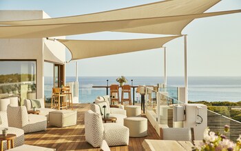 Piscine extérieure, chaises longues