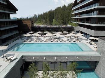Piscine intérieure, piscine extérieure, parasols, chaises longues