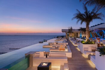 4 piscinas al aire libre, sombrillas, sillones reclinables de piscina