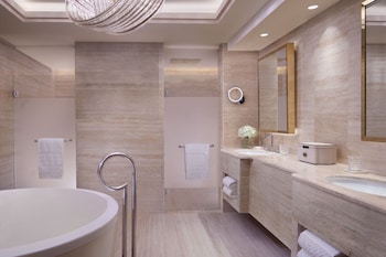 Hồ bơi ngoài trời, mở cửa từ 6:00 đến 19:00, lều miễn phí 