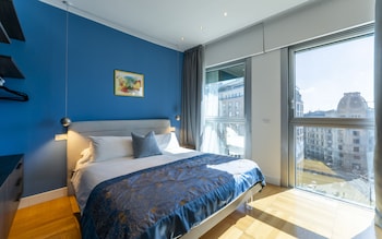 Deluxe-huone, kaupunkinäköala | 1 makuuhuone, ylelliset vuodevaatteet, tallelokero huoneessa, työpöytä