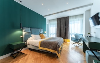 Quarto luxo, vista para a cidade | 1 quarto, roupas de cama premium, cofres nos quartos, escrivaninha