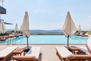 Alberca al aire libre por temporada y sombrillas en la alberca 