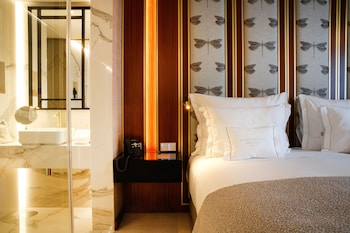 Junior Suite | Bathroom | Shower, rainfall showerhead, free toiletries, hair dryer