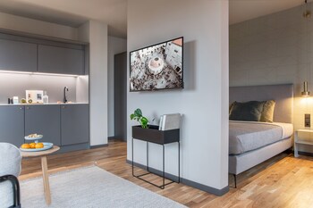 Estudio de lujo, 1 cama Queen size | 1 habitación, caja de seguridad en la habitación y escritorio