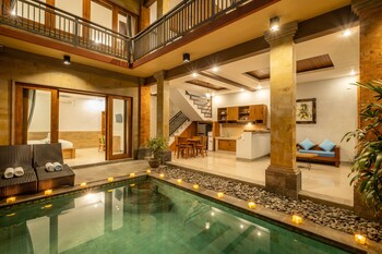 Villa | Living area | 32-inch Smart TV with digital channels, TV