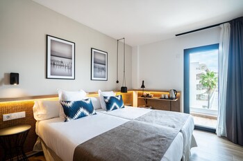 Alberca al aire libre, sombrillas en la alberca y camastros 