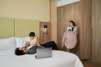Căn hộ, 1 phòng ngủ, không hút thuốc, quang cảnh thành phố | Phòng khách | TV LCD 55-inch có truyền hình cáp, TV 