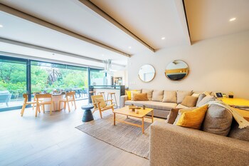 Exclusive Penthouse, 2 Bedrooms, Terrace, Park View | Dining room