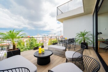 Deluxe Penthouse, 2 Bedrooms, Terrace | Living area