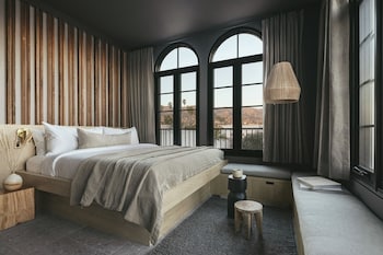 Premium bedding, in-room safe, individually decorated