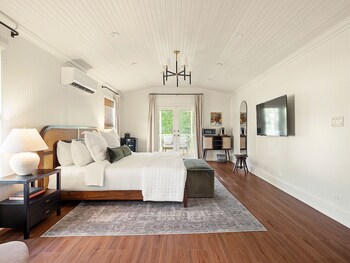 Habitación Premier, 1 cama King size | Área de sala de estar | Televisión de pantalla plana de 32 pulgadas con canales por cable 