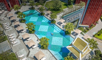 Una piscina al aire libre, camas de piscina gratis, sombrillas