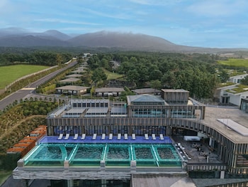 Kolam renang outdoor, dengan kursi berjemur