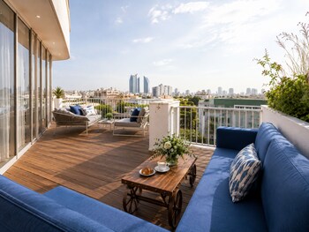 Penthouse, 1 très grand lit (Roma) | Salle de bain | Douche, douche à « effet pluie », articles de toilette écologiques
