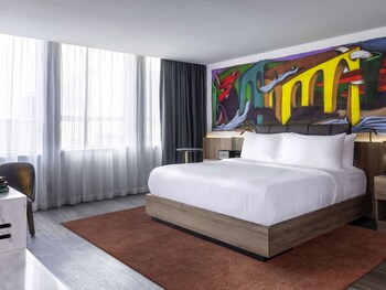 1 bedroom, premium bedding, down duvets, minibar