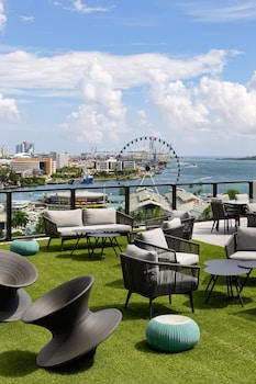 室外泳池;08:00 至 20:00 開放;小屋 (收費)、泳池傘