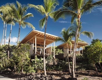 3 outdoor pools, free cabanas, pool umbrellas