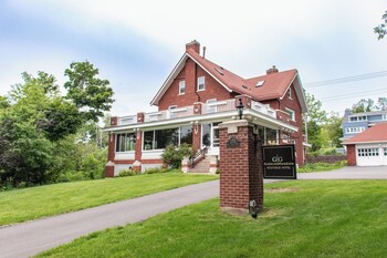 Superior Suite. | Pillowtop beds, iron/ironing board, free WiFi, bed sheets