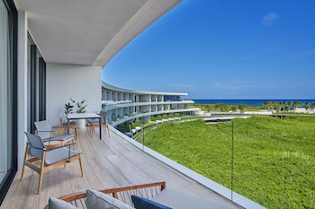 5 outdoor pools, open 7:00 AM to 7:00 PM, cabanas (surcharge)