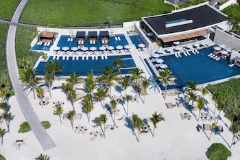 5 piscinas al aire libre, cabañas de piscina (de pago), sombrillas