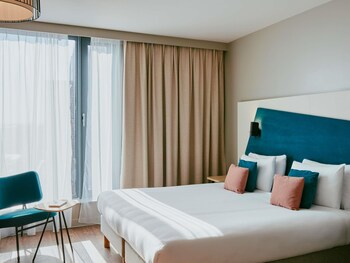 Daily buffet breakfast (GBP 20 per person)