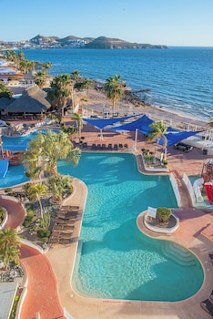 3 piscines extérieures