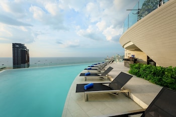 Piscine extérieure, parasols de plage, chaises longues