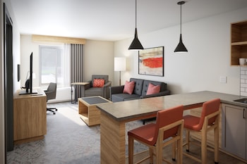 Een koelkast met diepvriezer, een microgolfoven, een kookplaat