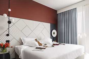 Daily continental breakfast (EUR 18 per person)