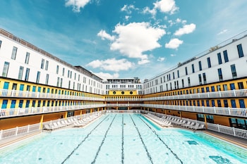 Piscine intérieure, piscine extérieure, chaises longues, maßtre nageur
