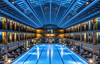 Innenpool, Außenpool, Liegestühle, Rettungsschwimmer vor Ort