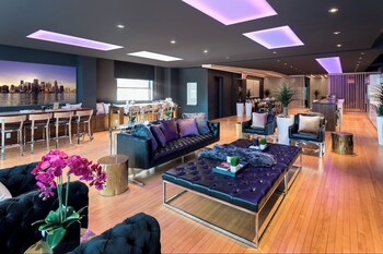 Loft ejecutivo, 4 habitaciones | Área de sala de estar | Televisión de pantalla plana de 57 pulgadas con canales por cable