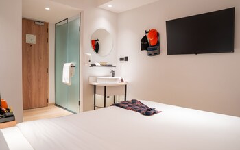 The Triplex - Deluxe Triple Room | ตู้นิรภัยในห้องพัก, Wi-Fi ฟรี, ผ้าปูที่นอน