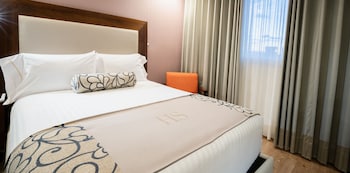 Piscina all'aperto, ombrelloni da piscina, lettini