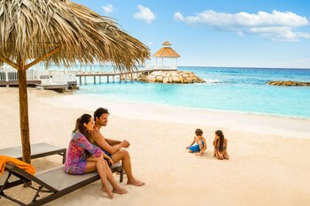 Playa privada, playa de arena blanca, camastros y sombrillas