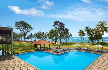3 outdoor pools, open 9:00 AM to 7:00 PM, pool umbrellas, pool loungers