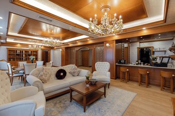Presidential suite City view | Living area