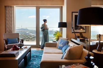 Ylelliset vuodevaatteet, minibaari, tallelokero huoneessa, työpöytä