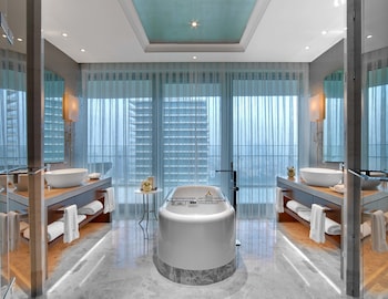 Bộ đồ giường cao cấp, minibar, két bảo mật tại phòng, bàn