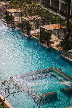 3 piscines extérieures, parasols, chaises longues
