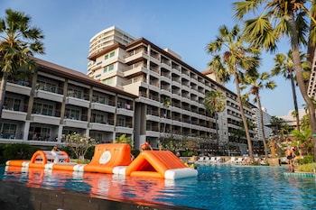3 outdoor pools, pool umbrellas, pool loungers