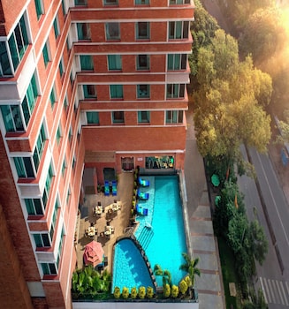 2 restaurants, breakfast, lunch, dinner served; Chinese cuisine