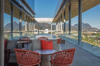 Piscine extérieure, chaises longues, maîtres-nageurs sur place