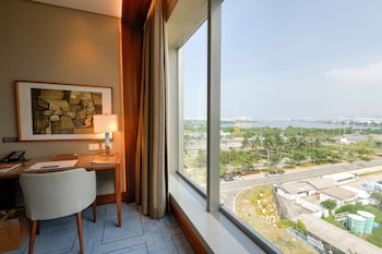 Una piscina al aire libre, sillones reclinables de piscina