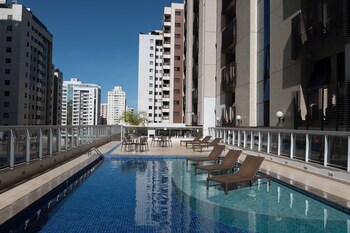 Piscine extérieure, accÚs possible de 8 h à 20 h, parasols