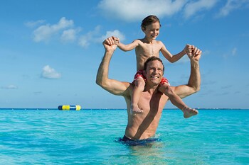 4 albercas al aire libre, sombrillas en la alberca y camastros